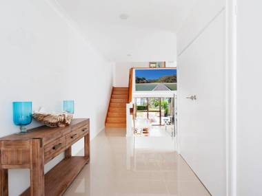 15 'The Moorings' 4 Cromarty Road - stunning with water views & pool