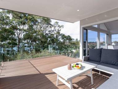 Iluka 46 Soldiers Point Rd - Stunning Air Conditioned house with WIFI & Water Views