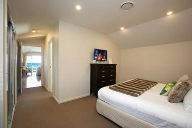 Caves Coastal Bar & Bungalows