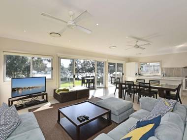 Wangi Lakehouse - renovated Lake Macquarie lakefront Location