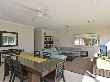 Wangi Lakehouse - renovated Lake Macquarie lakefront Location