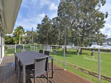 Wangi Lakehouse - renovated Lake Macquarie lakefront Location