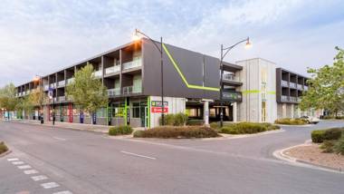 Mawson Lakes Hotel