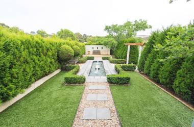 S T U D I O 22 Peaceful Retreat with Garden Views