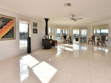 Noble Willow Estate Lovedale. Super Spacious with views and pool