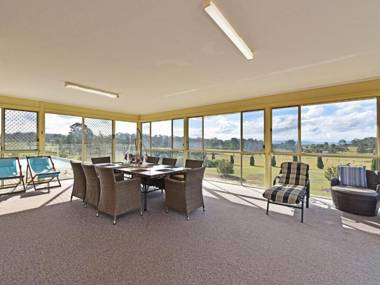 Noble Willow Estate Lovedale. Super Spacious with views and pool
