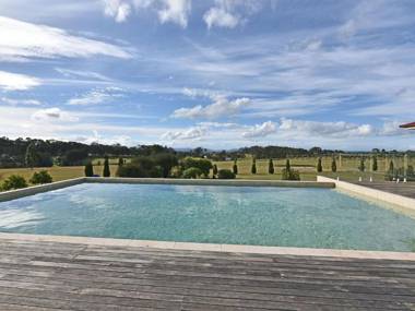 Noble Willow Homestead Lovedale. Super Spacious with views and pool