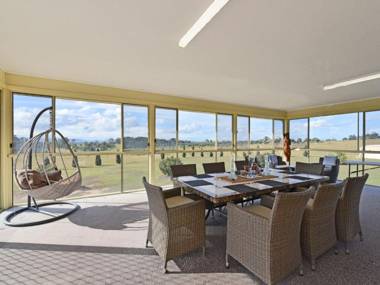 Noble Willow Homestead Lovedale. Super Spacious with views and pool