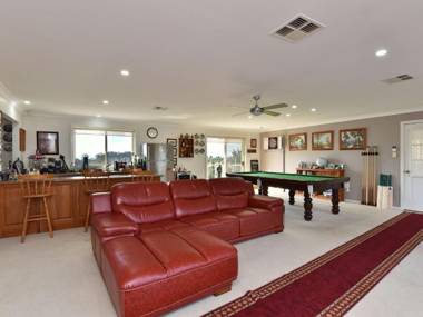 Noble Willow Homestead Lovedale. Super Spacious with views and pool