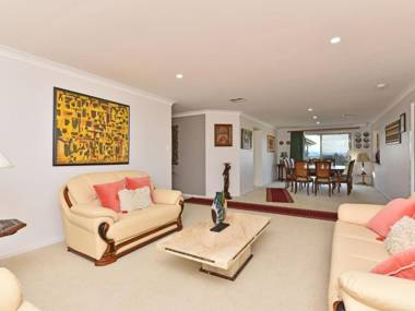 Noble Willow Homestead Lovedale. Super Spacious with views and pool