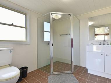 Noble Willow Studio Lovedale. Spacious with views and pool