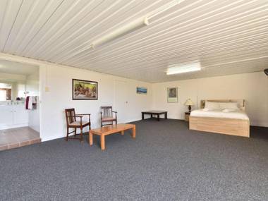 Noble Willow Studio Lovedale. Spacious with views and pool