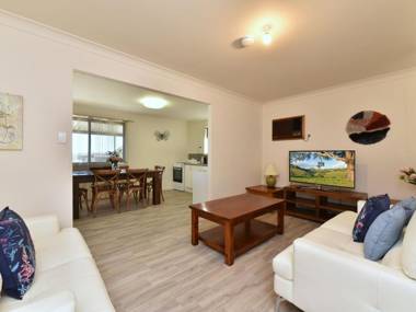 Clydesdale Cottage on Talga with real Clydesdale Horses