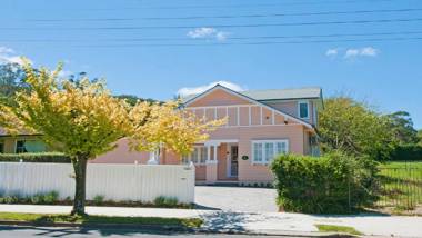 Plum Tree Cottage - warm cosy & walk to town