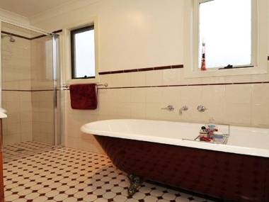 Plum Tree Cottage - warm cosy & walk to town