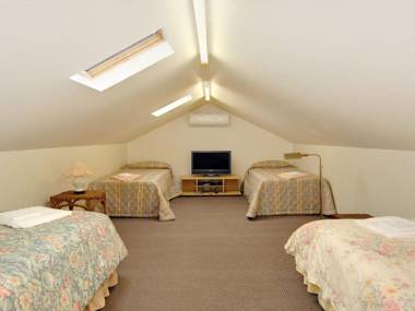 Plum Tree Cottage - warm cosy & walk to town