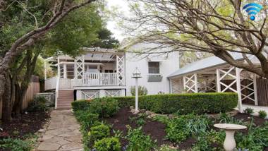 Hollyoak Cottage - delightful ducks and doileys!