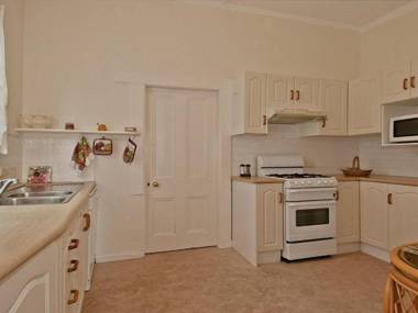 Hollyoak Cottage - delightful ducks and doileys!