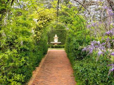 Old Mansfield Loft - gardens gazebo and getaways