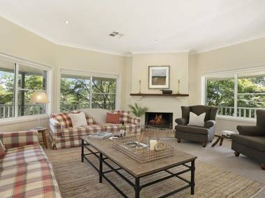 Hillview Cottage - classic country comfort and charm