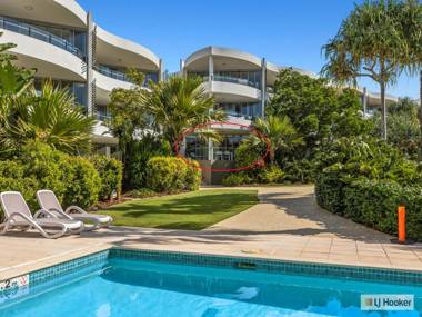 COTTON BEACH ON THE POOL 66