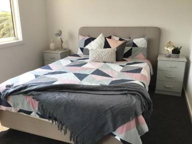 Discover Warilla - Bright and Airy Townhouse near the Beach and Lake