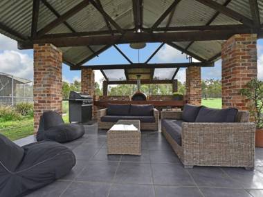 Kelman Cottage - tucked away with pool + native wildlife