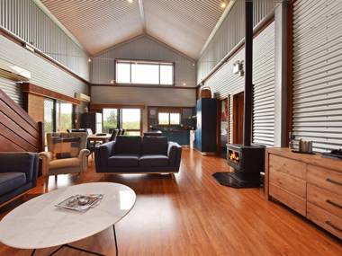 Kelman Cottage - tucked away with pool + native wildlife