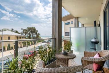 Blue Waters on the Beach: absolute beachfront views