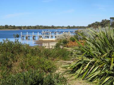 Lakes Entrance Waterfront Cottages with King Beds