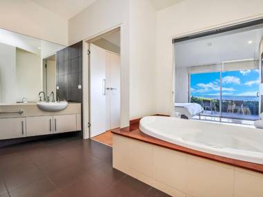 HEARN'S BEACHSIDE VILLA 7