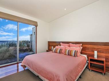 HEARN'S BEACHSIDE VILLA 9