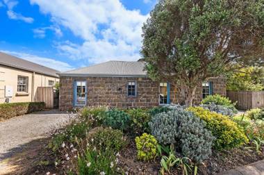 Breakfast Creek Cottage - Central bluestone cottage