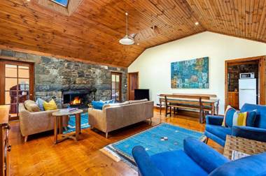 Breakfast Creek Cottage - Central bluestone cottage