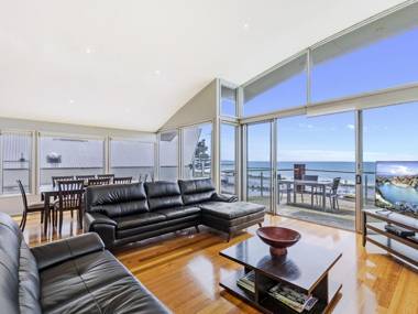 Shemara - Idyllic East Beach property with multiple living areas