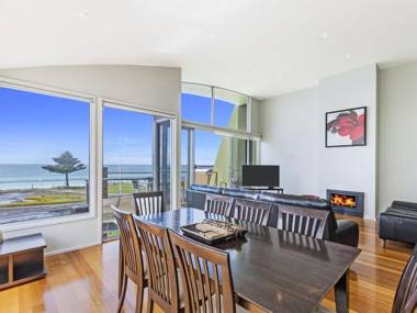 Shemara - Idyllic East Beach property with multiple living areas