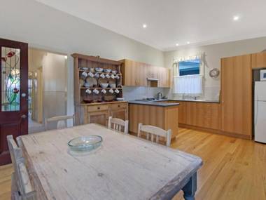 Plovers Rest - central 3 bedroom cottage with small orchard