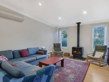 Plovers Rest - central 3 bedroom cottage with small orchard