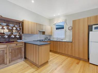 Plovers Rest - central 3 bedroom cottage with small orchard