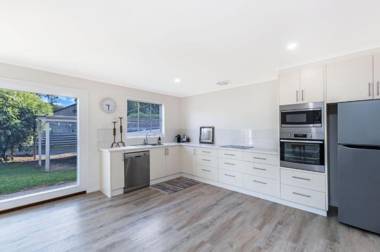 Lyons Cottage - a quaint Whalers Cottage in heart of Port Fairy