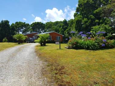 Regatta Point Tavern & Holiday Villas