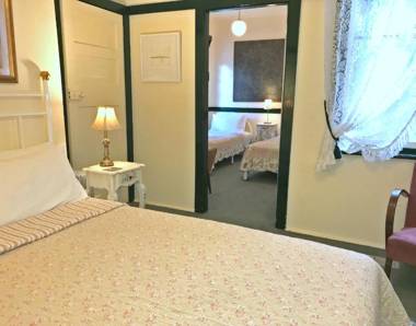 The Chalet Guesthouse And Studio