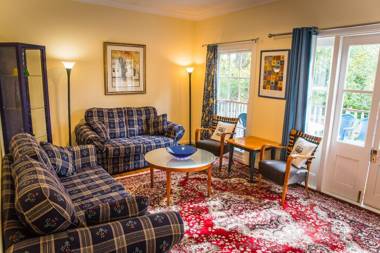 Whispering Pines Chalet & Cottages