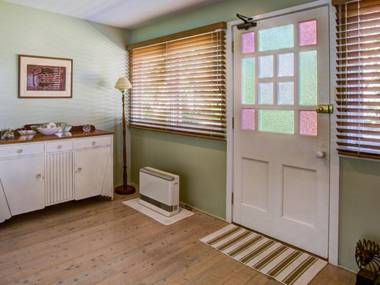 Calypsos Cottage at Hyams Beach 4pm Check Out Sundays