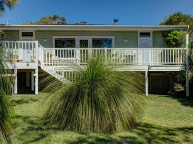 Calypsos Cottage at Hyams Beach 4pm Check Out Sundays