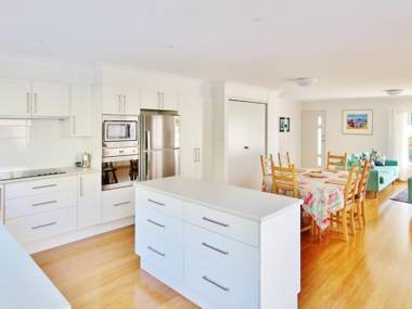 Elaine at Hyams 4pm Check Out Sundays