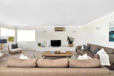 On Cyrus at Hyams Beach 4pm Check Out Sundays