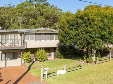 Shanti at Hyams Beach 4pm Check Out Sundays