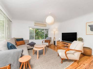 MOBYS AT HYAMS Hyams Beach 4pm check out Sundays