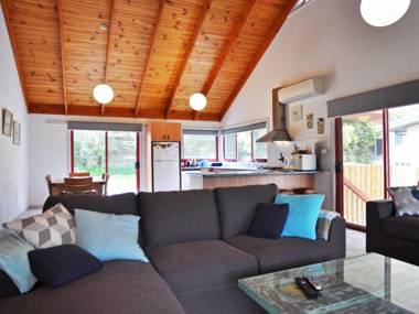 BEILBY BEACH COTTAGE - FREE WIFI & FOXTEL INCLUDED! PET FRIENDLY (OUTSIDE ONLY)
